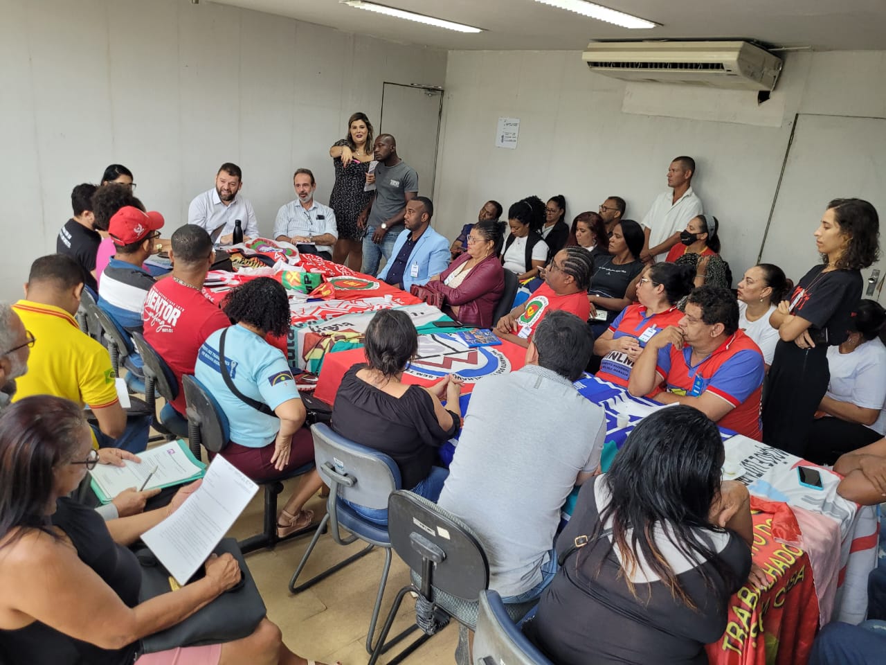 Paulo Lira participa de reunião com representantes dos movimentos de luta por moradia